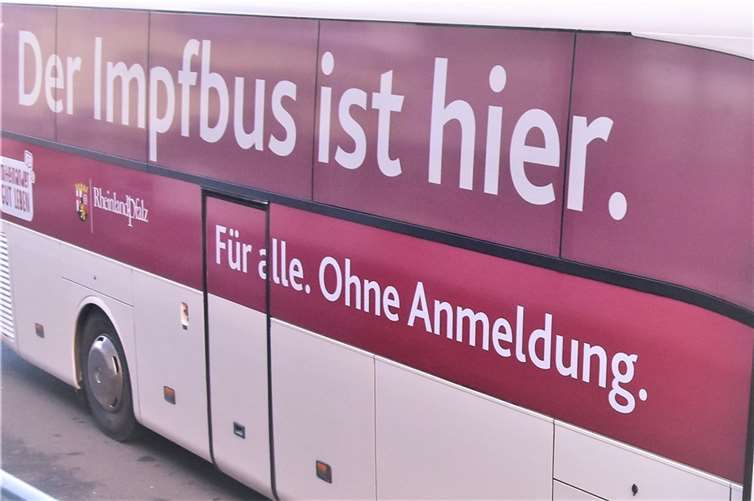 Am 6. Januar macht der Impfbus in Nickenich an der Grundschule Halt, um Menschen mit der Erst-, Zweit- oder Auffrischungsimpfung zu versorgen. Foto: C. Schlüter / VG Pellenz)