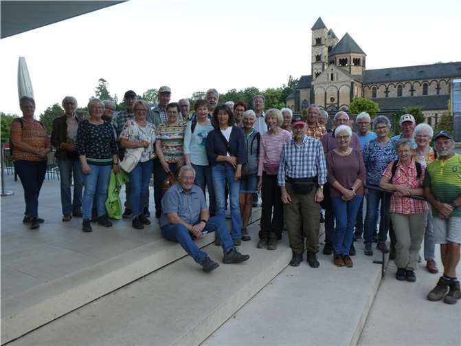 Am 6. Juni 2024 ab 14:30 Uhr wanderte die Hümmericher Seniorengemeinschaft bei herrlichem Frühsommerwetter mit 32 Teilnehmer:innen rund um den Laacher See. Foto: privat