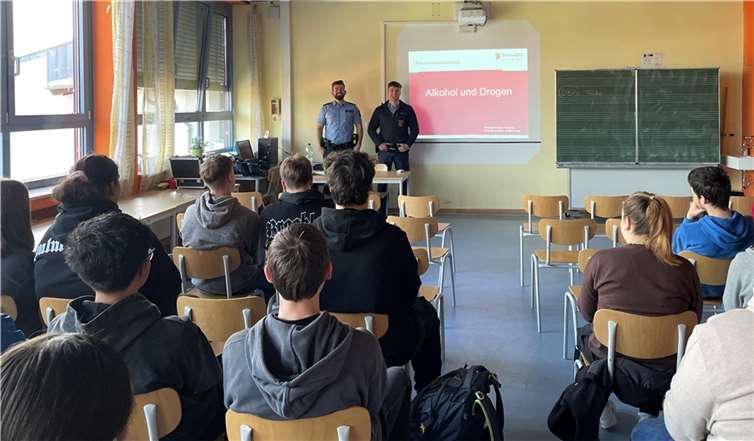 Am 6. Juni 2024 wurden die Schüler/-innen der Klassenstufe 9 von zwei Polizeibeamten der Polizeiinspektion Straßenhaus über die Gefahren und Auswirkung verschiedener Drogen informiert. Foto: privat