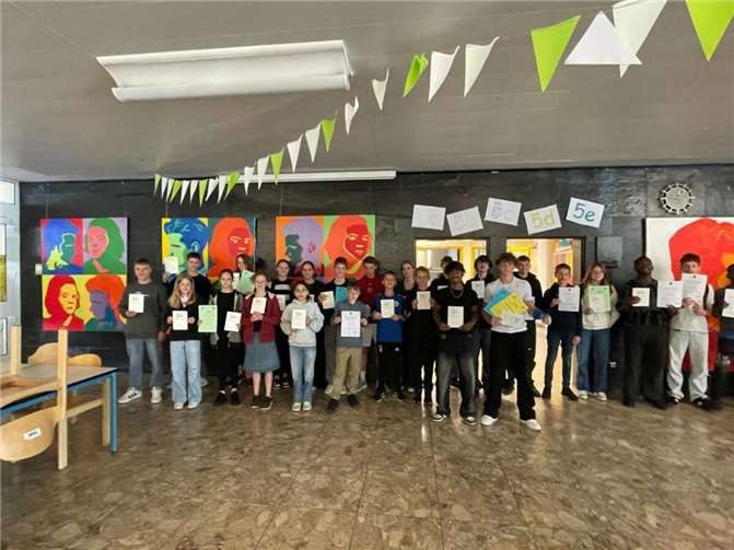 Am 6. Juni 2025 fand in der sechsten Stunde die Siegerehrung der diesjährigen Bundesjugendspiele in der Eingangshalle der Geschwister-Scholl-Realschule plus Andernach statt.  Foto: Linda Pfannschmidt
