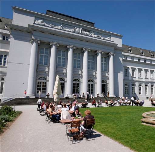 Am 6. Mai lädt die Landwirtschaftskammer Rheinland-Pfalz zu „Wein im Schloss“ - die einzige Veranstaltung mit der Gelegenheit, die Spitzenklasse des Weinlandes Rheinland-Pfalz unter einem Dach kennen zu lernen - nach Koblenz ein.Foto: LWK RLP / Hans-Peter Merten