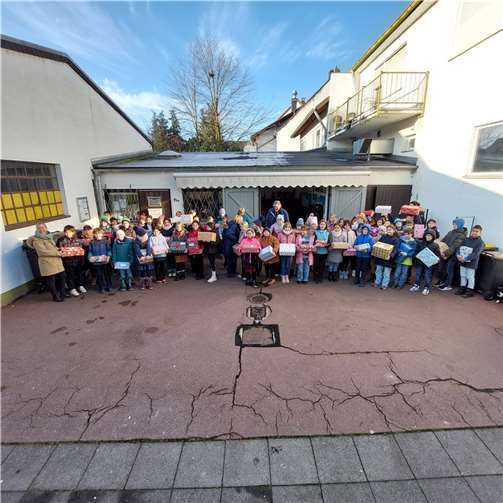 Am 7. Dezember war es für die 60 Kinder der evangelischen Grundschule Meckenheim (EGS) wieder soweit: Sie überreichten der Tafel Rheinbach-Meckenheim liebevoll vorbereitete Weihnachtspäckchen für die Kinder der Tafelkunden. Foto: privat