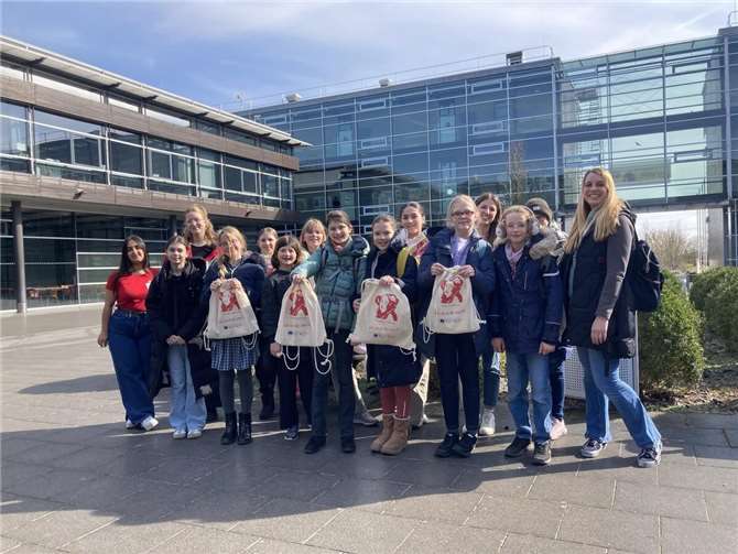 Am 7. März 2025 hatten die Teilnehmerinnen der MINT-AG des KSG in Kooperation mit dem Ada-Lovelace-Projekt die besondere Gelegenheit, den RheinAhrCampus in Remagen zu besuchen. Foto: Sara Junglas