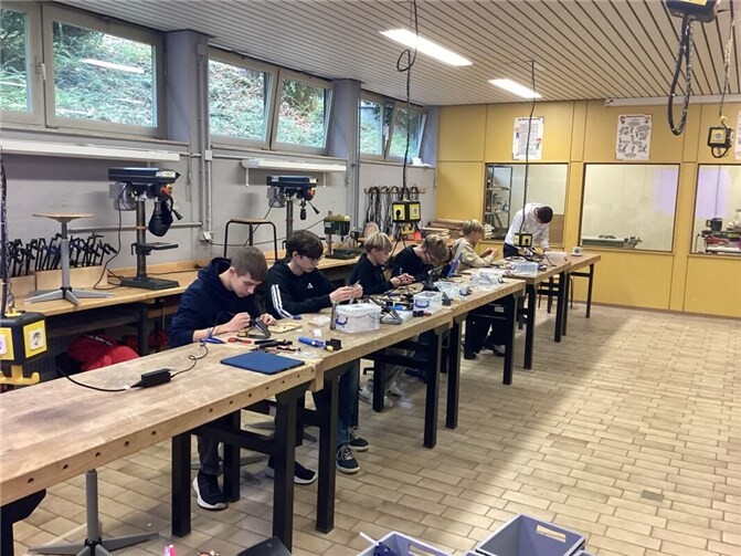 Am 7. November 2025 besuchte das MINT-Mobil der Hochschule Koblenz die Geschwister-Scholl-Realschule plus Andernach, um Schülerinnen und Schülern der 9. Klasse spannende Einblicke in die Welt der MINT-Fächer (Mathematik, Informatik, Naturwissenschaften und Technik) zu ermöglichen. Foto: privat