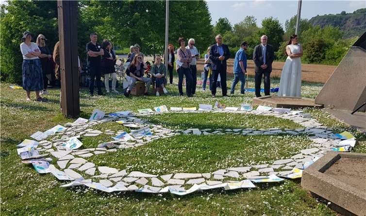 Am 8. Mai hat das Bündnis für Frieden und Demokratie Remagen zu einer Mitmachaktion an der Friedenskapelle eingeladen. Foto: privat