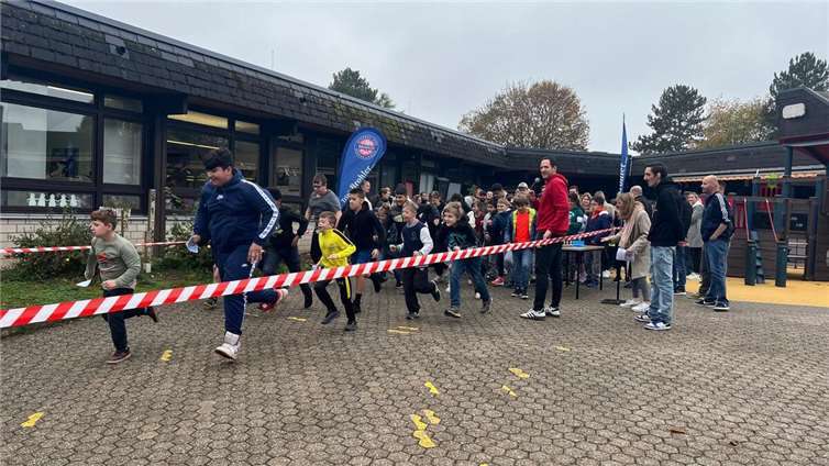 Am 8. Oktober 2024 schnürten 167 Schülerinnen und Schüler der Carl-Orff-Schule Neuwied die Sportschuhe für den guten Zweck. Fotos: privat