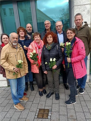 Am 9. November trafen sich Mitglieder der GRÜNEN, SPD und UWG, um die 36 Stolpersteine zu putzen, die an die von den Nationalsozialisten deportierten und ermordeten jüdischen Mitbürgerinnen und Mitbürger erinnern. Foto: privat