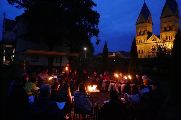 Am Abend des 5. Oktober versammelten sich fast vierzig Menschen im Pfarrhausgarten am Mariendom. Foto: privat