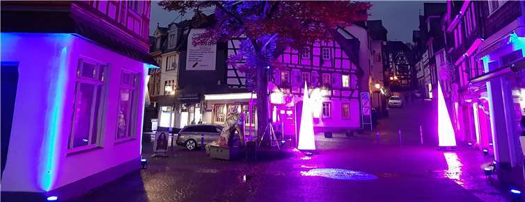 Am Abend des Brückentags leuchtete Montabaur in kühlen Farben. Fotos: NC