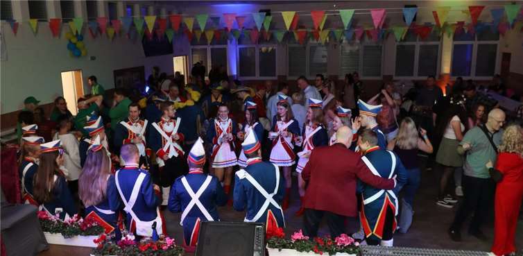 Am Abend folgte die Party „Karnevalsfieber trifft 80er & 90er“. Fotos: privat