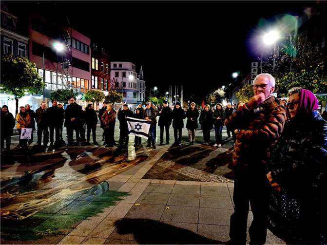 Am Abend hatten die Neuwieder Christdemokraten mit ihrer Jugendorganisation, der Jungen Union, nach dem grausamen Massaker der Hamas an über 1000 Israelis zur Solidaritätskundgebung eingeladen. Foto: CDU-Kreisverband Neuwied