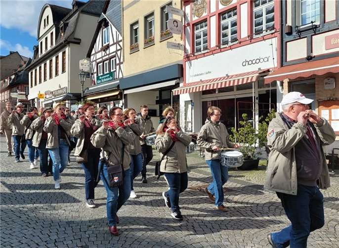 Am Abend marschierte man nach dem Essen mit Musik zu einem nahegelegenen örtlichen Winzer zu einer Weinprobe.  Foto: Melanie Ott