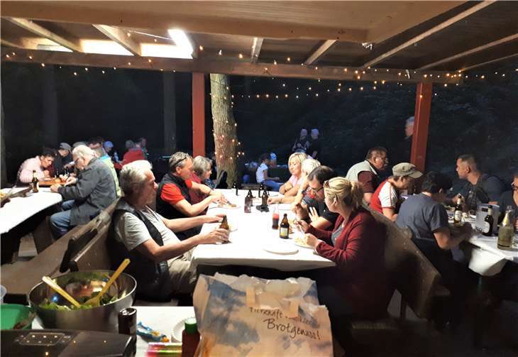 Am Abend saß man noch lange gemütlich beisammen.