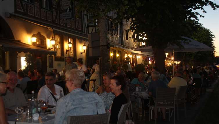 Am Abend war an der Restaurantmeile kein Platz mehr frei. Fotos: KMI