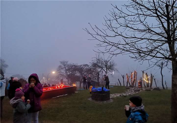 Am Abend wurde der Neujahrsempfang sehr stimmungsvoll, da die Bäume und Sträucher mit Lichterketten bestückt waren.Foto: privat