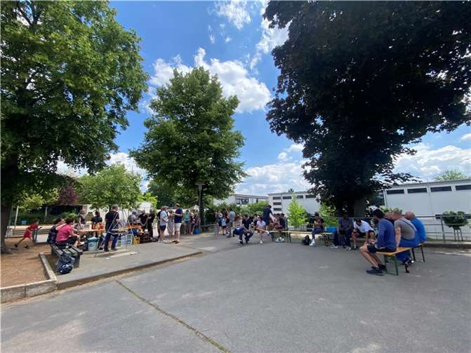 Am Abschluss der Streichaktion wird gemeinsam gefeiert.