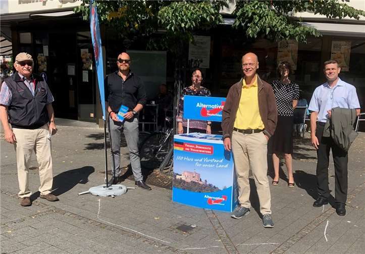 Am AfD-Infostand: (v.l.) H.P. Schäfer, M. Kallweitt, I. Frings, G. Hüdepohl, J. Hüdepohl und T. Windzio. Foto: privat