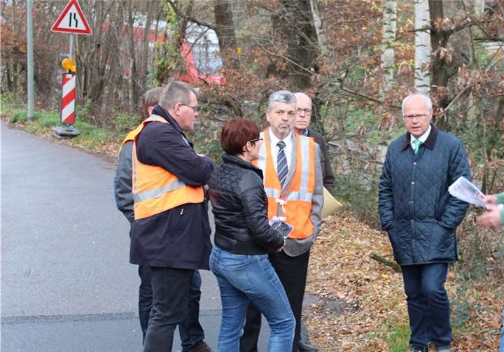 Am Ahler Hof diskutierten alle Beteiligten mögliche Maßnahmen zur Sicherung des Zuweges zum Bahnhof.