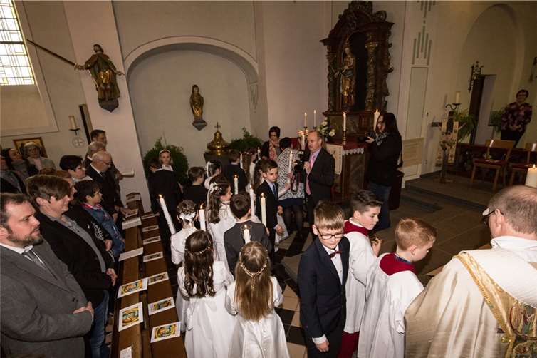 Am Altar angekommen, suchte jeder seinen Platz, dann begann der Gottesdienst mit dem Motto „Geborgen in Gottes Hand“. Foto EP