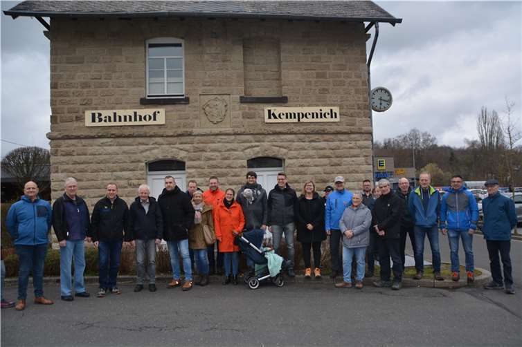 Am Alten Bahnhof in Kempenich wurde der neue Wanderweg eröffnet.  Foto: BE