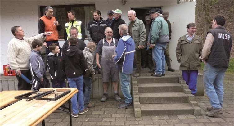 Am Alten Pumpenhaus starteten die vielen fleißigen Helfer.privat
