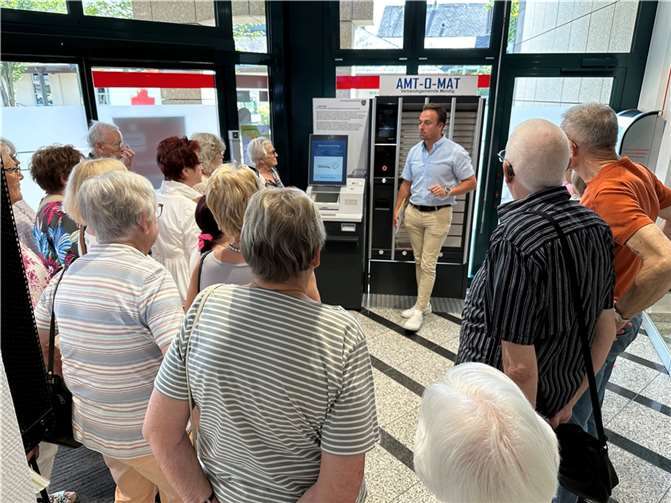 Am Amt-O-Mat erklärte Fabian Schneider dessen Funktionsweise am Beispiel des Abholens eines Personalausweises.