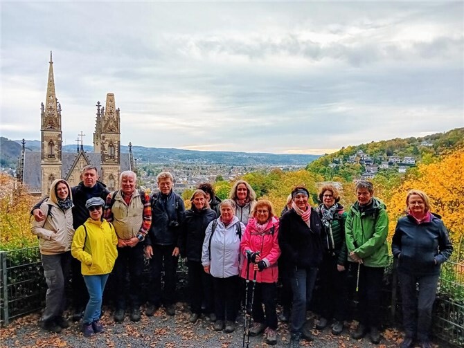 Am Anfang der Wanderung ging es hinauf zu der Mitte des 19. Jahrhunderts im neugotischen Stil erbauten Apollinariskirche. Foto: Dagmar Müller