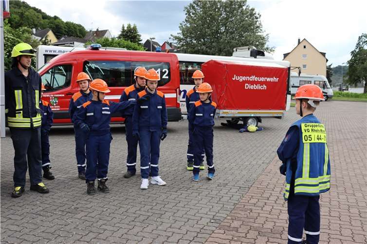 Am Anfang standen eine ausführliche Einweisung und Vorstellung der im Feuerwehrfahrzeug verlasteten Gerätschaften. Quellen: Freiwillige Feuerwehr Dieblich