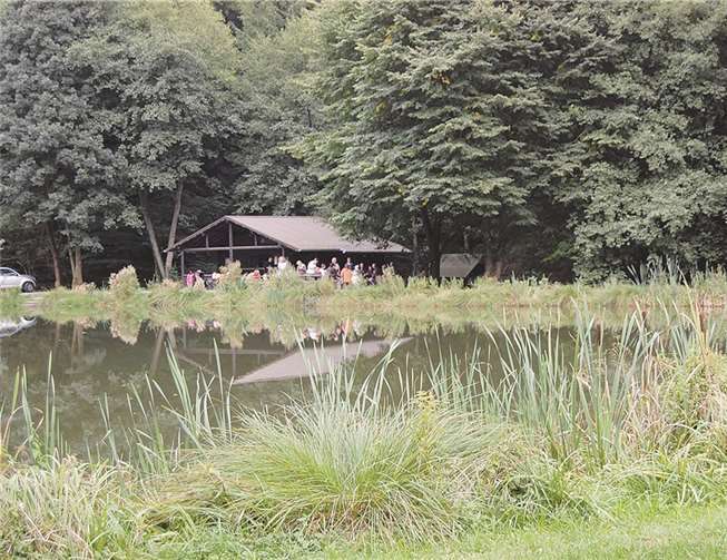 Am Angelweiher werden die Wanderer erwartet.  Privat