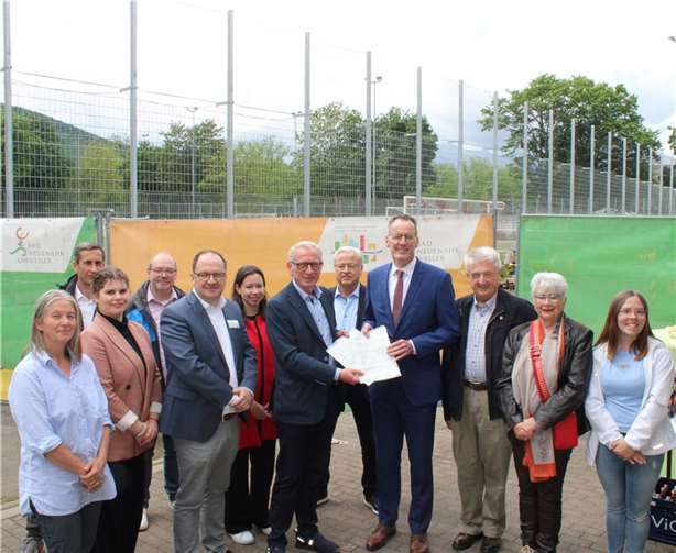 Am Apollinarisstadion übergab RLP-Innenminister Michael Ebling (4. von rechts) zwei Förderbescheide an Bürgermeister Guido Orthen (6. von rechts).  Fotos: DU