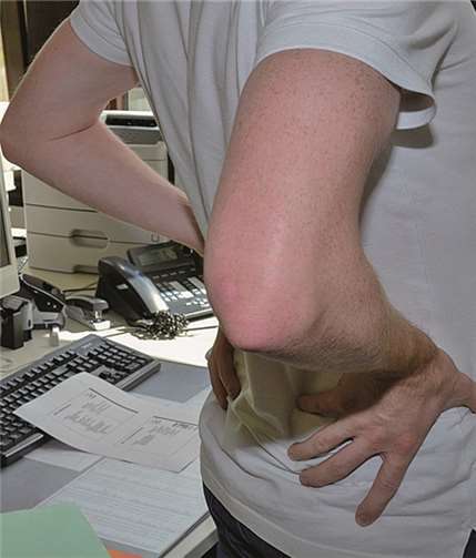 Am Arbeitsplatz werden oft Zwangshaltungen eingenommen. privat