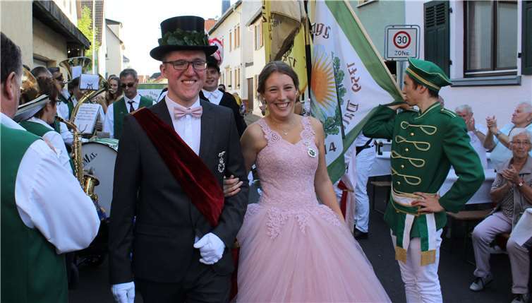 Am Arm ihres Königs Nico Grundwaldschritt Maren Birrenbach strahlend den Festzug ab