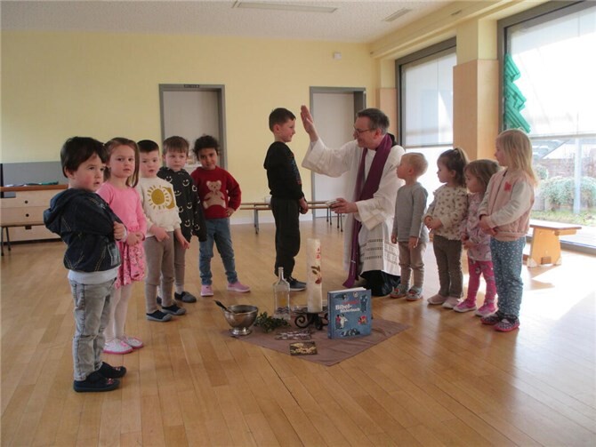 Am Aschermittwoch feierten die Kinder und pädagogischen Fachkräfte in der Kita Sankt Elisabeth einen Wortgottesdienst mit Ihrem Pastor Norbert Missong.Foto: privat