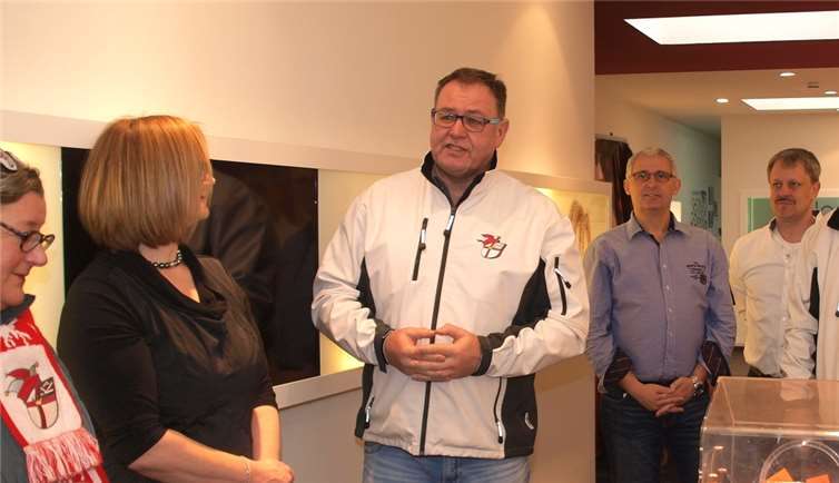 Am Aschermittwoch kamen Vertreter der AKK im Ladenlokal bei Julian & Anja Talavera auf der Oberen Löhr zur Ziehung der drei Gewinnzahlen zusammen und AKK-Präsident Franz-Josef Möhlich dankte dem Ehepaar Talavera für die tolle Unterstützung. (2.v.l.). -US-