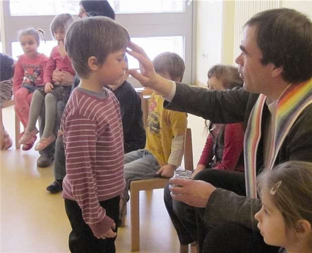 Am Aschermittwoch war der neue Adenauer Pastor Dr. Rainer Justen in den Kindergarten eingeladen.