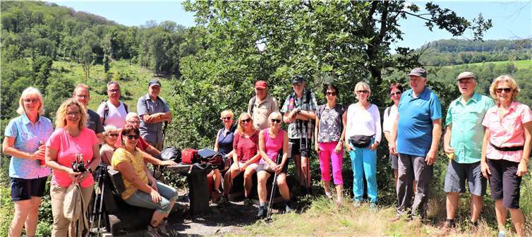 Am Aussichtspunkt „Felsenbank“ mussten die Teilnehmenden mit Bedauern sehen, dass der komplette Fichtenbestand am Hang zum Gelbachtal ein Opfer des Borkenkäfers geworden war.Foto: WWV Buchfinkenland