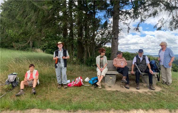 Am Aussichtspunkt bei Over legten die Wanderer eine Rast ein. Fotos: privat