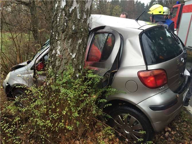 Am Auto der 35-jährigen Fahrerin entstand Totalschaden. Foto: Polizei