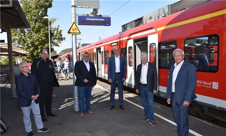 Am Bahnhof in Bad Hönningen trafen sich Landrat Achim Hallerbach (rechts),der 1. Kreisbeigeordnete Michael Mahlert (3.v.l.), der Beauftragte für die VerbandsgemeindeBad Hönningen, Reiner W. Schmitz (2.v.r.), der Beigeordnete der Stadt Bad Hönningen, Werner Lahme (links),und der 1. Beigeordnete der Ortsgemeinde Rheinbrohl, Jan Ermtraud (3.v.r.), um sich beim Verbandsdirektor desSPNV-Nord (Zweckverband Schienenpersonennahverkehr Rheinland-Pfalz Nord), Thorsten Müller (2.v.l.)über die Perspektiven des Fahrplans und der Stationen in der Verbandsgemeinde zu informieren.