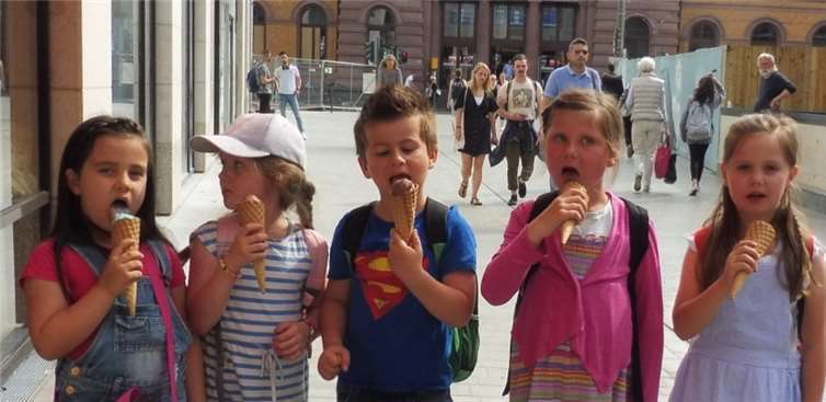 Am Bahnhof in Bonn stärkten sich die Kinder mit einem Eis. Foto: privat