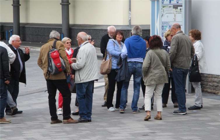 Am Bahnhof in Neuwied trafen sich viele der Teilnehmer des Jahrgangsausfluges, die sich teilweise lange nicht gesehen hatten.Foto: privat