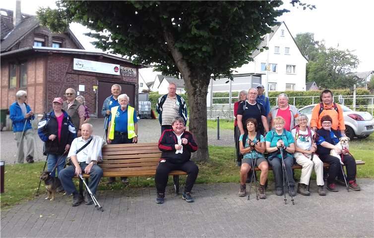 Am Bahnhof in Ransbach legte eine Wandergruppe eine verdiente Rast ein. Foto: privat