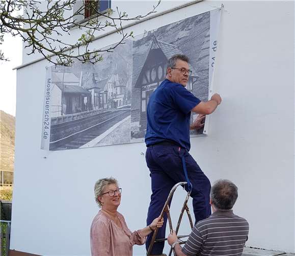Am Bahnhof wird das bedruckte Mesh mit dem entsprechenden Foto angebracht. Foto: privat