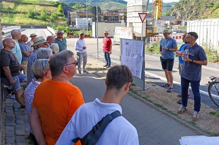 Am Bahnhofsgebäude erfuhren die interessierten Teilnehmenden den Sachstand zur Sanierung der Bahnhofsbrücke und erhielten Informationen über das Nahwärmekraftwerk.