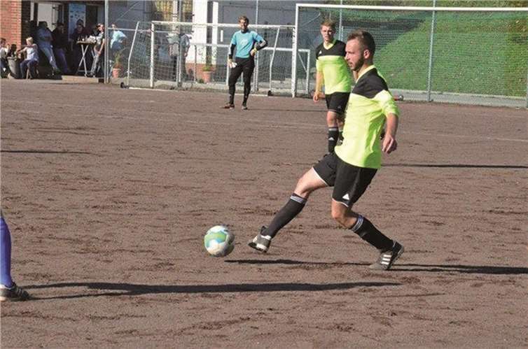 Am Ball hier Abwehrstratege Maik Schricker.privat