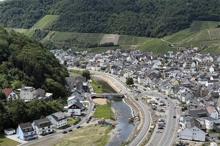 Am Beispiel Dernau wird deutlich, worum es geht: Der Wiederaufbau im Ahrtal ist weit vorangeschritten. Jetzt müssen die geplanten Rückhaltebecken umgesetzt und finanziert werden, um Menschen, Infrastruktur und Investitionen langfristig zu schützen.