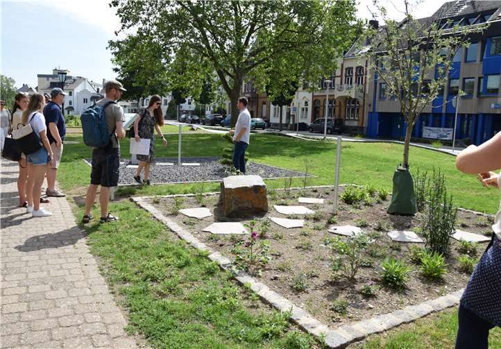 Am Beispiel der neuen Klimabeete erklärte Klimamanagerin Mona Maar, wie sehr der Trend zu Steingärten der Umwelt schade