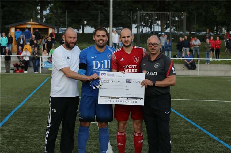 Am Benefizabend der Eisbachtaler Sportfreunde kamen insgesamt 11.000 Euro an Spenden zusammen. Unter anderem bekamen Eisbachtals Trainer Marco Reifenscheidt (links) und Kapitän Andreas Hundhammer (3. von links) vom TuS Dietkirchen um Raphael Laux und Trainer Thorsten Wörsdörfer (rechts) einen Spendencheck in Höhe von 1000 Euro überreicht. Foto: Andreas Egenolf