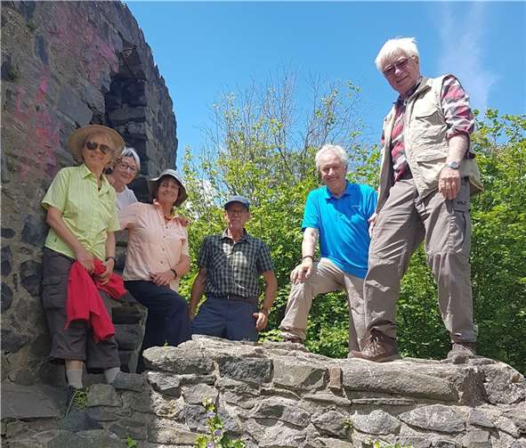 Am Bergfried der Ruine Tomburg.  Foto: Eifelverein Remagen