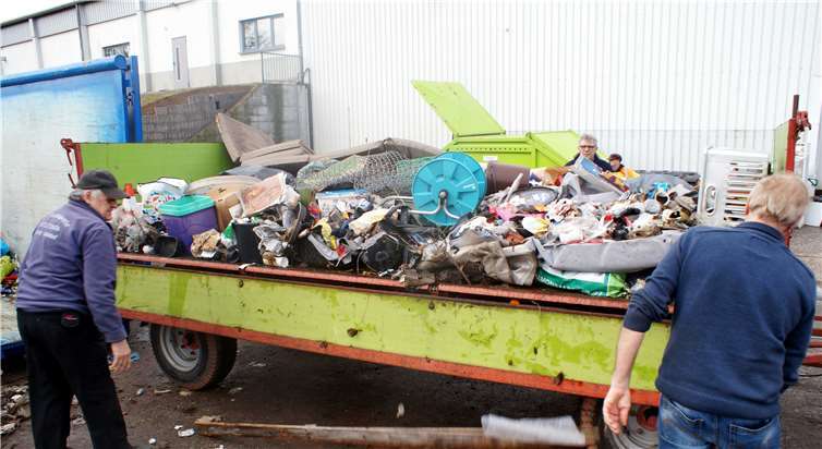 Am Betriebshof der Stadt Mülheim-Kärlich wurde der eingesammelte Unrat in den von der Kreisverwaltung zur Verfügung gestellten Container gefüllt.